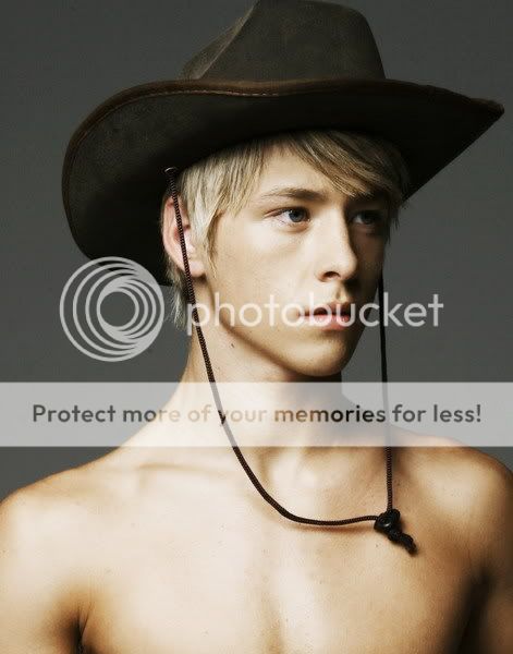 Fotos de Mitch Hewer sin camise...